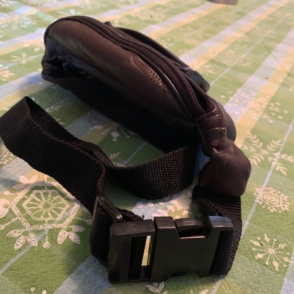 Closing account make an offer or goes to goodwill***** Fannie pak purse**** - Picture 4 of 4